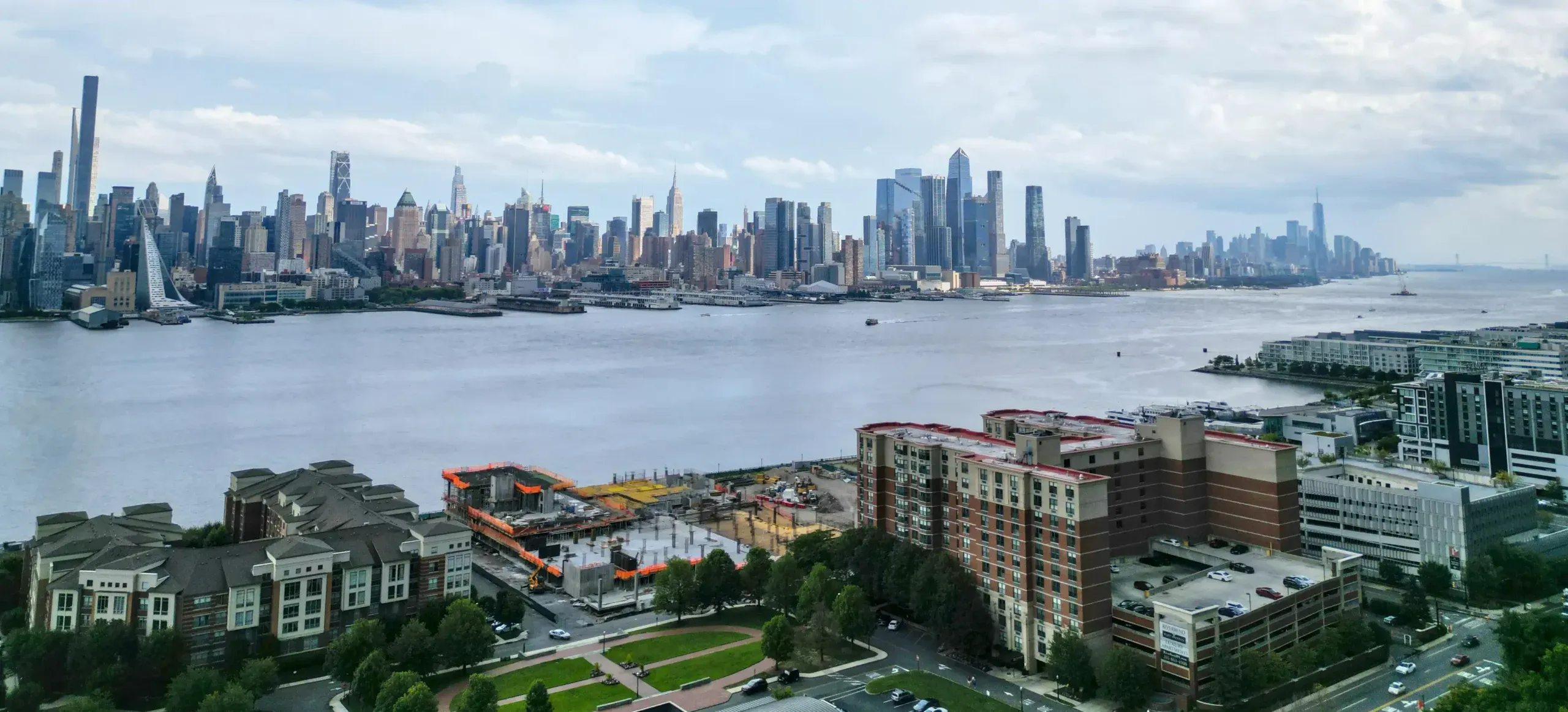 Photo of Weehawken by the Hudson river, with Manhattan in the background